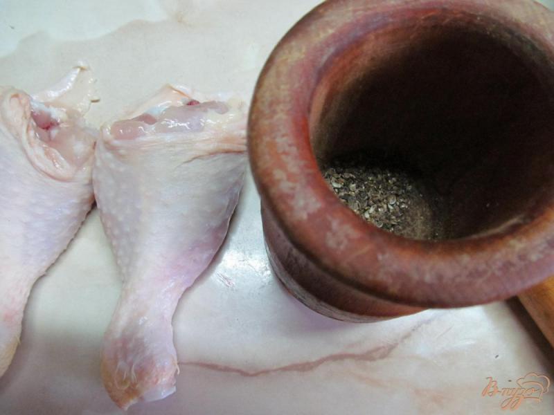Фото приготовление рецепта: Куриные ножки с печенным луком в горшочке шаг №4