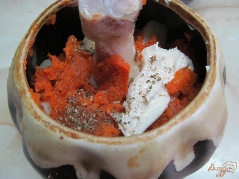 Фото приготовление рецепта: Куриные ножки с печенным луком в горшочке шаг №11