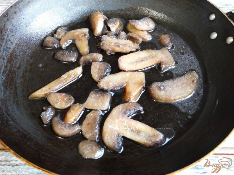 Фото приготовление рецепта: Винегрет с жареными шампиньонами и квашеной капустой шаг №5