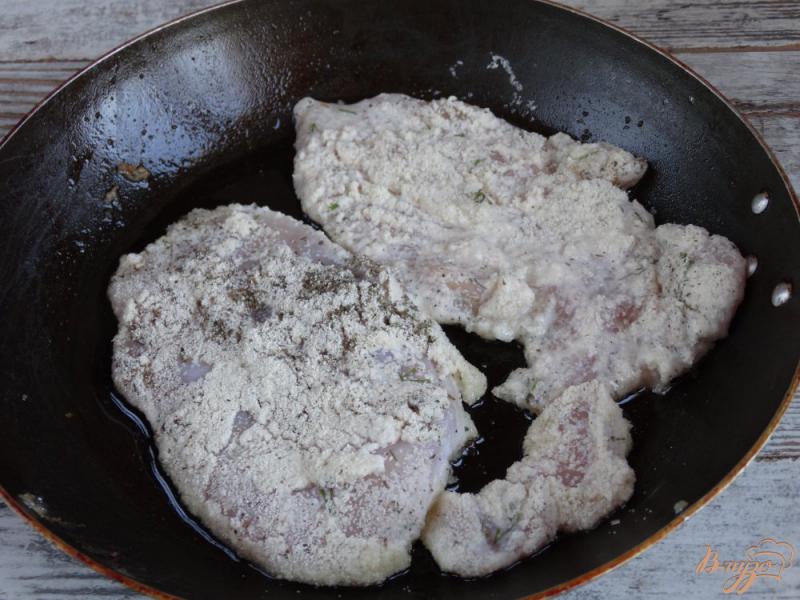 Фото приготовление рецепта: Куриные отбивные в кефирном маринаде и в манной панировке шаг №7