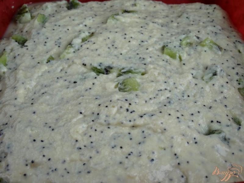 Фото приготовление рецепта: Пирог на манке с киви и маком шаг №6