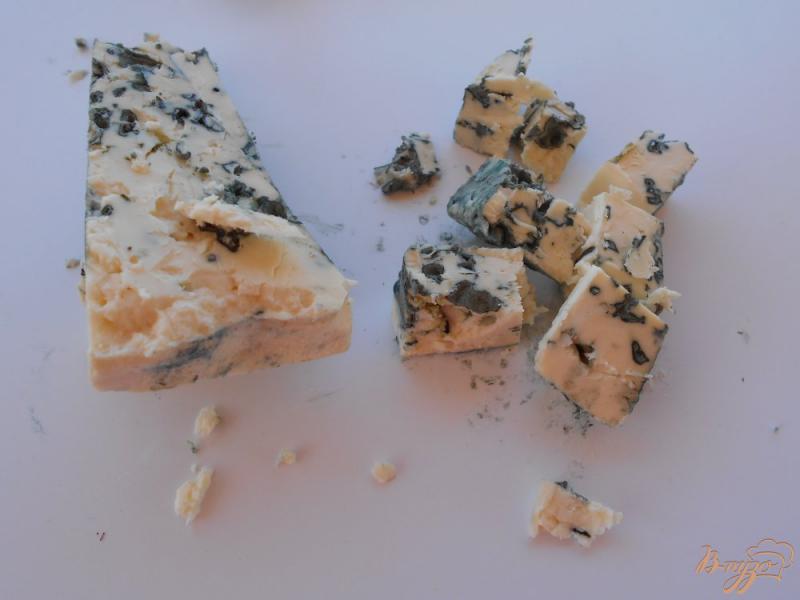 Фото приготовление рецепта: Салат из груши и сыра с голубой плесенью шаг №1