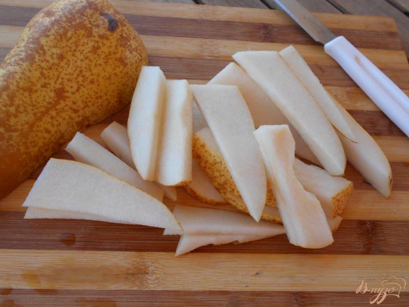 Фото приготовление рецепта: Салат из груши и сыра с голубой плесенью шаг №2