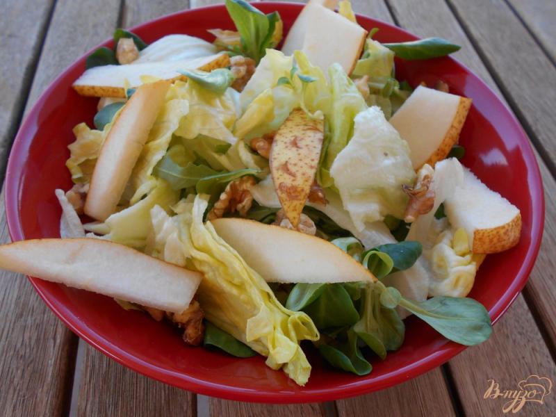 Фото приготовление рецепта: Салат из груши и сыра с голубой плесенью шаг №4