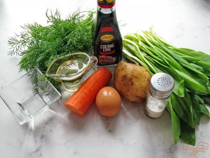Фото приготовление рецепта: Салат с черемшой, яйцом и картофелем шаг №1