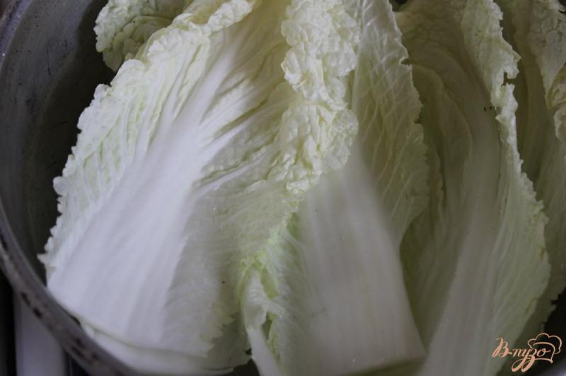 Фото приготовление рецепта: Голубцы с пекинской капусты со свининой шаг №4