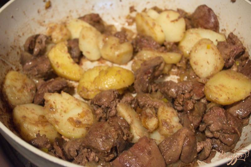 Фото приготовление рецепта: Куриная печень тушеная с картофелем шаг №6