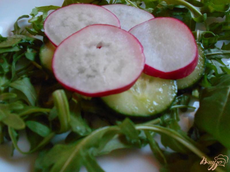 Фото приготовление рецепта: Весенний салат с редисом шаг №4