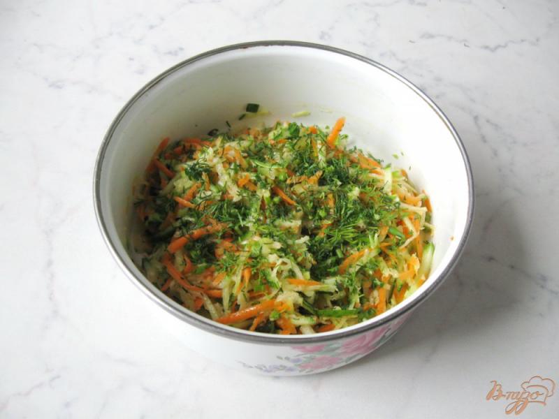 Фото приготовление рецепта: Салат из редьки с сельдереем шаг №7