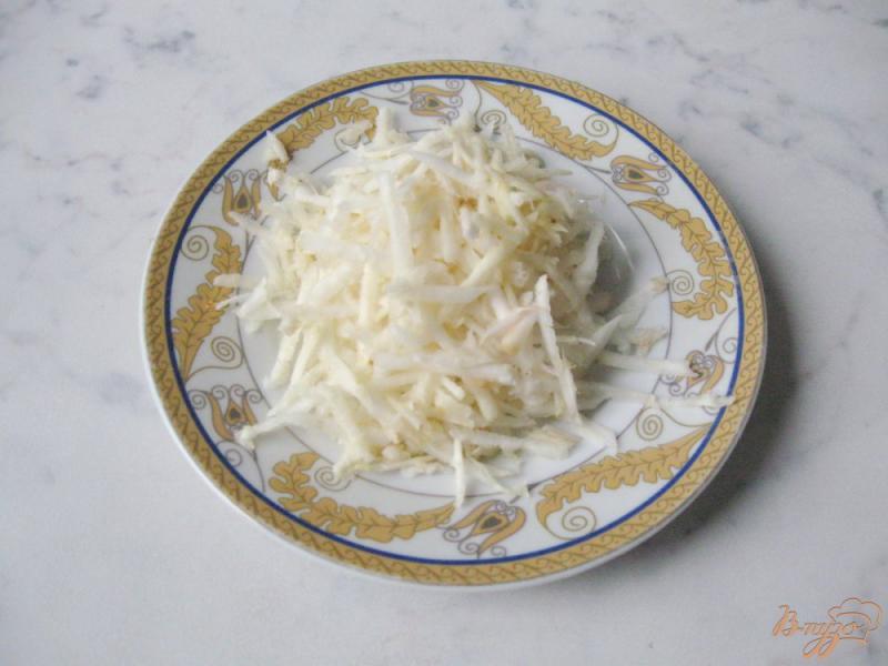 Фото приготовление рецепта: Салат из редьки с сельдереем шаг №3