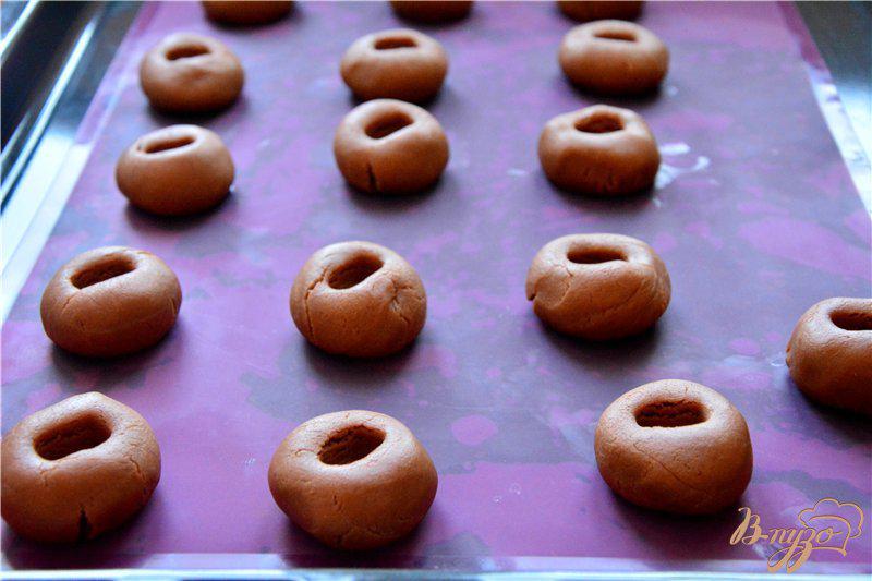 Фото приготовление рецепта: Шоколадное печенье на дрожжах шаг №4