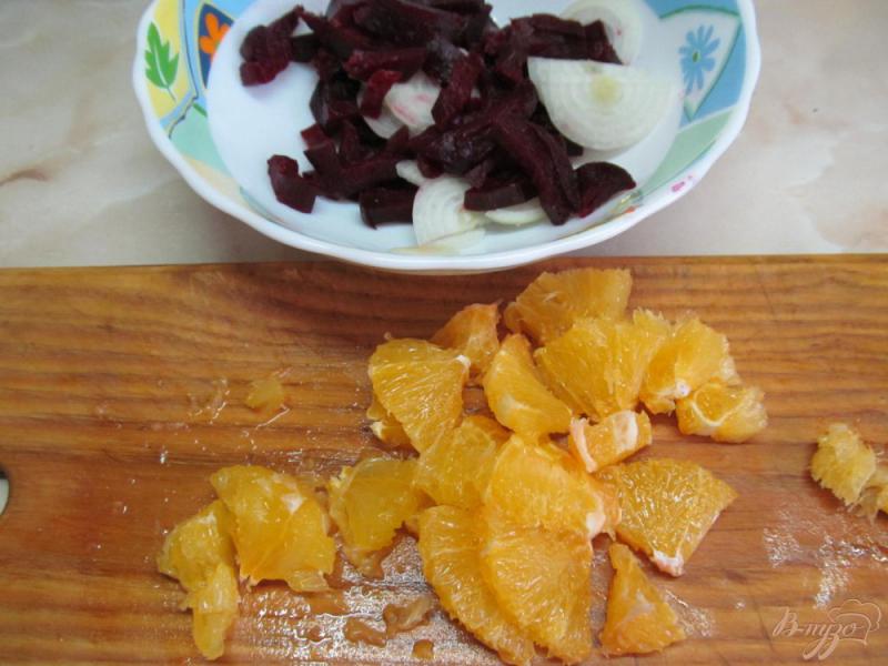 Фото приготовление рецепта: Салат из свеклы с апельсином шаг №3