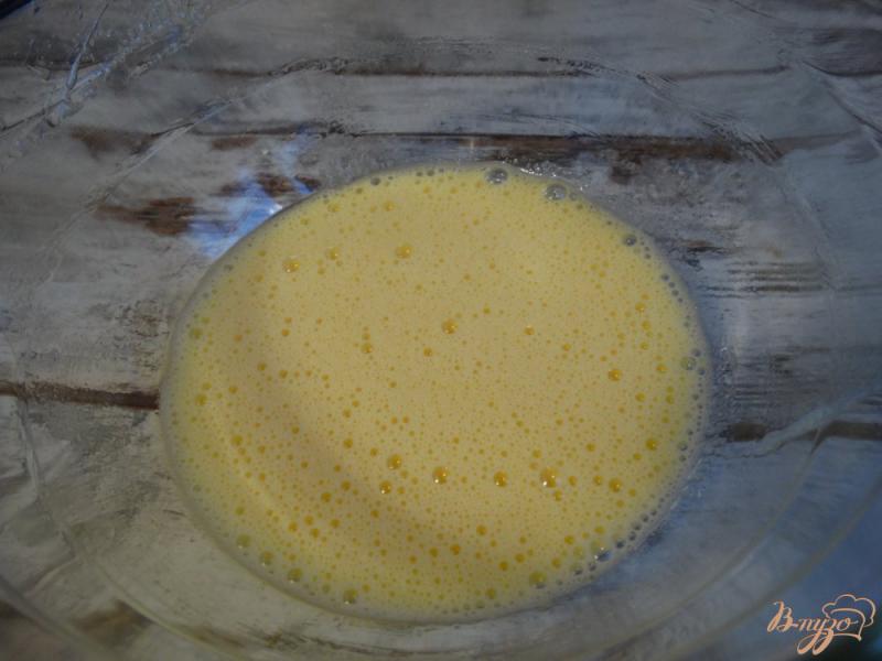Фото приготовление рецепта: Фруктовый кекс на йогурте в мультиварке шаг №2
