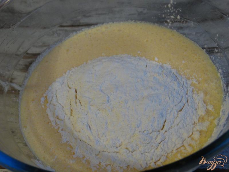Фото приготовление рецепта: Фруктовый кекс на йогурте в мультиварке шаг №5