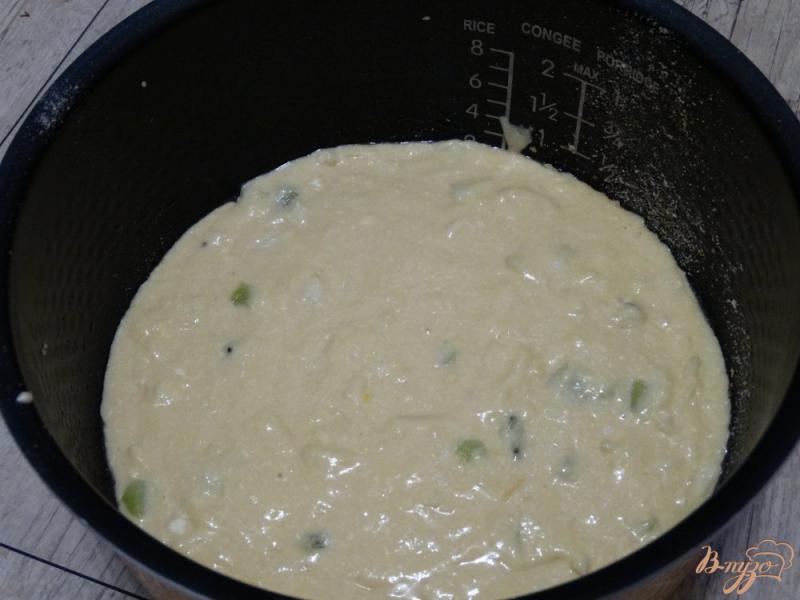 Фото приготовление рецепта: Фруктовый кекс на йогурте в мультиварке шаг №7