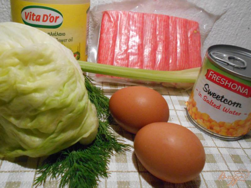 Фото приготовление рецепта: Салат с крабовыми палочками  и сельдереем шаг №1