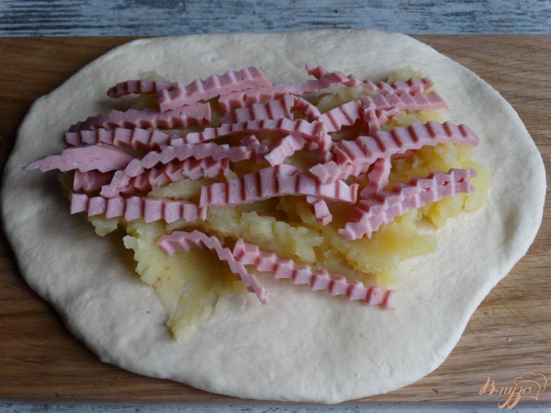 Фото приготовление рецепта: Пироги-плетенки с картофелем, колбасой и стручковой фасолью шаг №9
