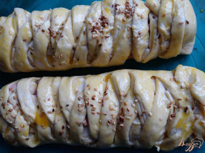 Фото приготовление рецепта: Пироги-плетенки с картофелем, колбасой и стручковой фасолью шаг №13