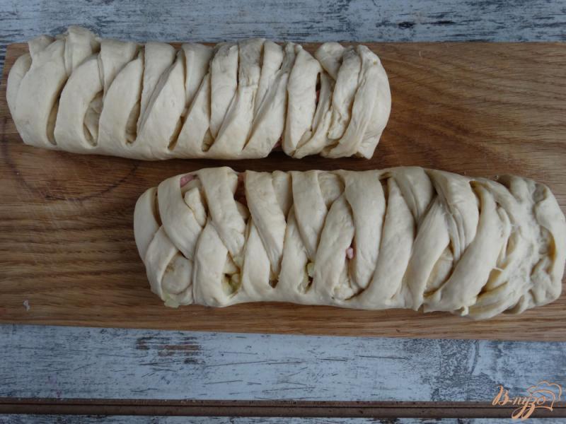 Фото приготовление рецепта: Пироги-плетенки с картофелем, колбасой и стручковой фасолью шаг №12