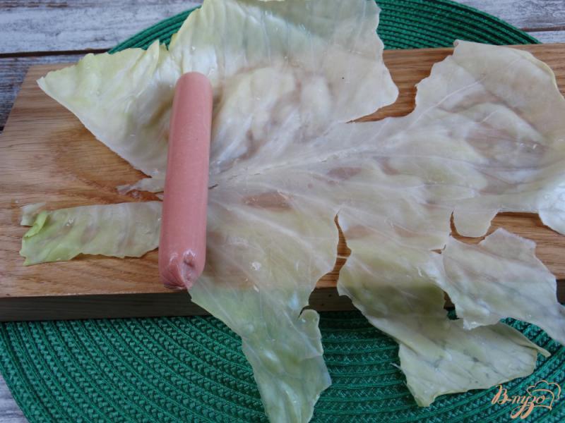 Фото приготовление рецепта: Сосиски в капустных листьях шаг №2