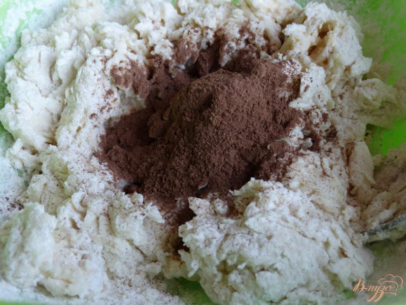 Фото приготовление рецепта: Мягкое шоколадное печенье с мармеладом шаг №5