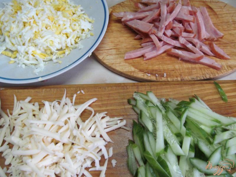 Фото приготовление рецепта: Капустный салат с ветчиной и огурцом шаг №3