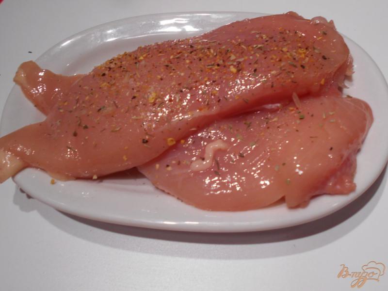 Фото приготовление рецепта: Запеченое куриное филе в сливочно-чесночном соусе с тыквой шаг №1