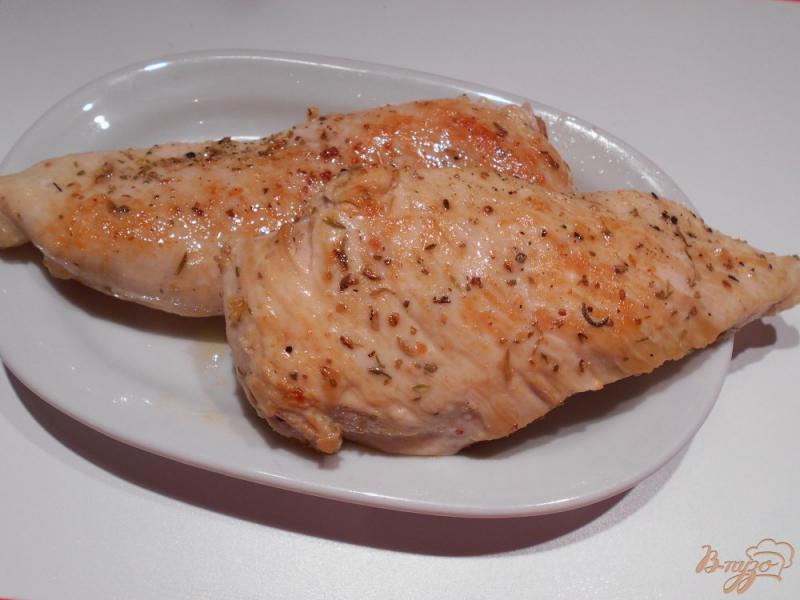 Фото приготовление рецепта: Запеченое куриное филе в сливочно-чесночном соусе с тыквой шаг №2