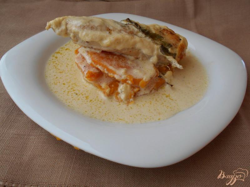 Фото приготовление рецепта: Запеченое куриное филе в сливочно-чесночном соусе с тыквой шаг №8