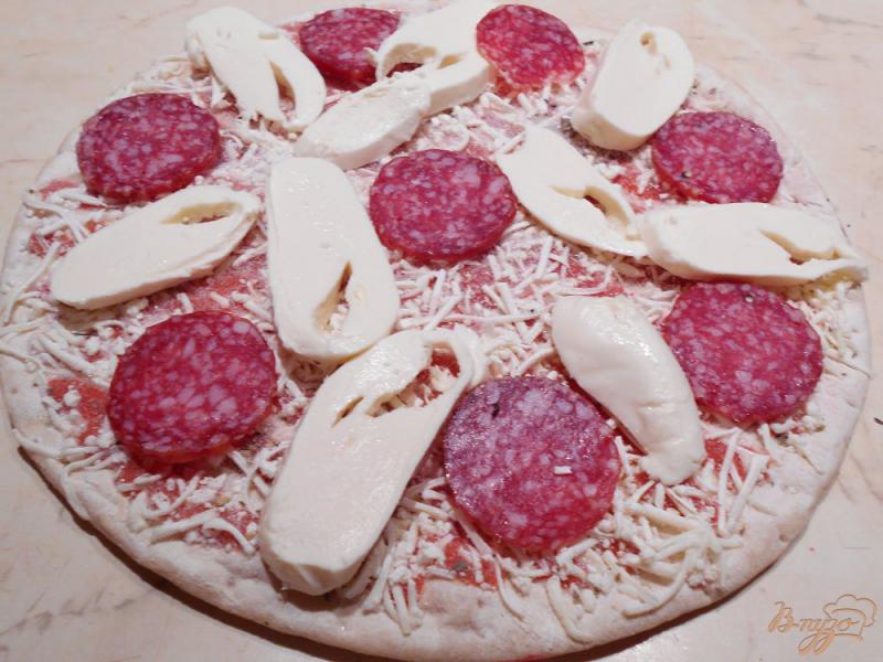 Фото приготовление рецепта: Пицца с моцареллой и салями шаг №1