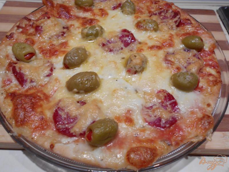 Фото приготовление рецепта: Пицца с моцареллой и салями шаг №3