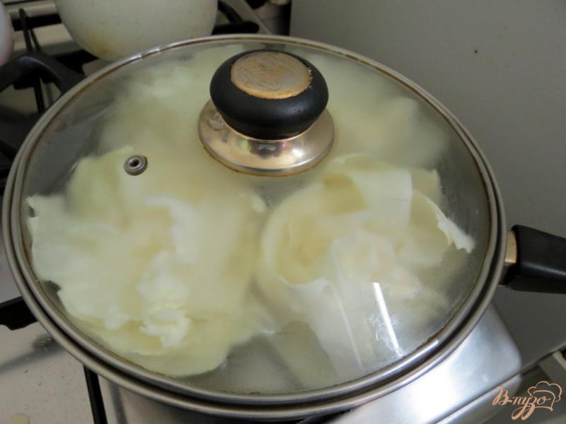 Фото приготовление рецепта: Шницель из капусты с грибной подливой шаг №2