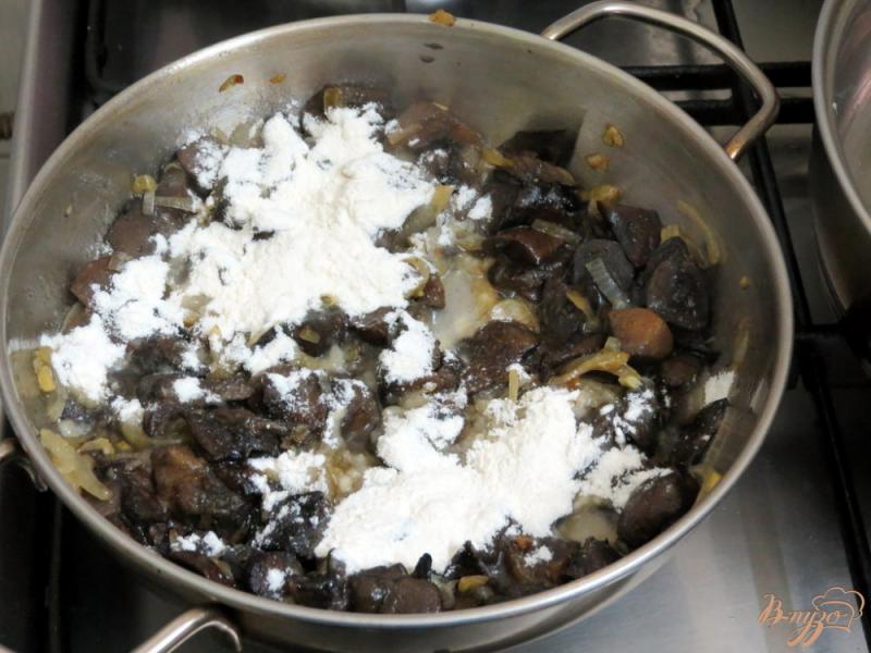 Фото приготовление рецепта: Шницель из капусты с грибной подливой шаг №5