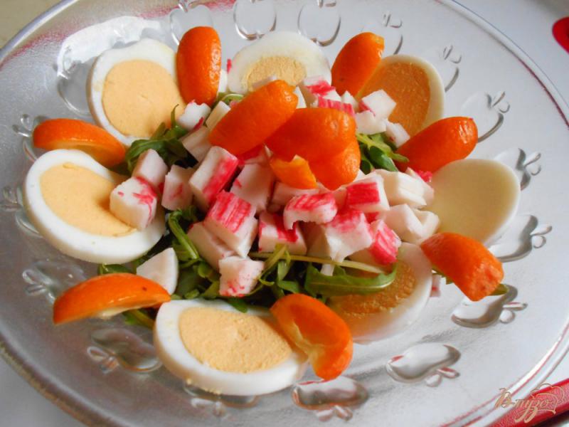 Фото приготовление рецепта: Салат с крабовыми палочками и кумкватами шаг №5