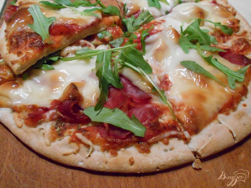 Фото приготовление рецепта: Пицца с сырокопченым мясом и бутербродным сыром шаг №3