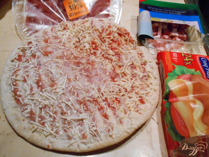 Фото приготовление рецепта: Пицца с сырокопченым мясом и бутербродным сыром шаг №1