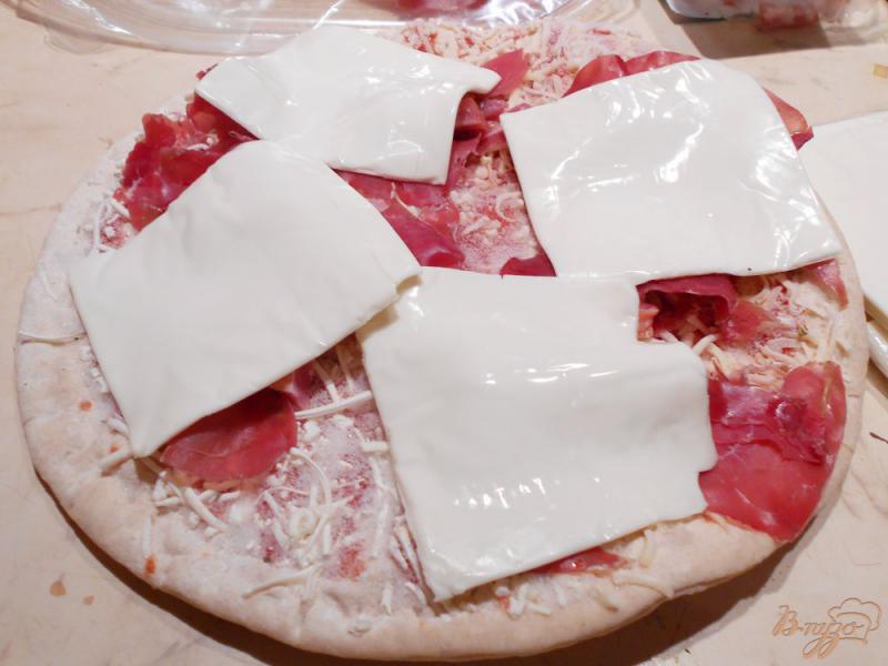 Фото приготовление рецепта: Пицца с сырокопченым мясом и бутербродным сыром шаг №2