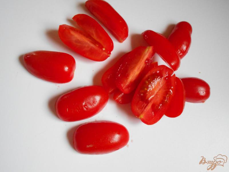 Фото приготовление рецепта: Салат из черри-томатов шаг №2