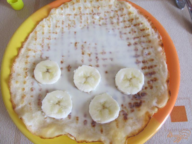 Фото приготовление рецепта: Блинчики с бананами и сгущенкой шаг №7
