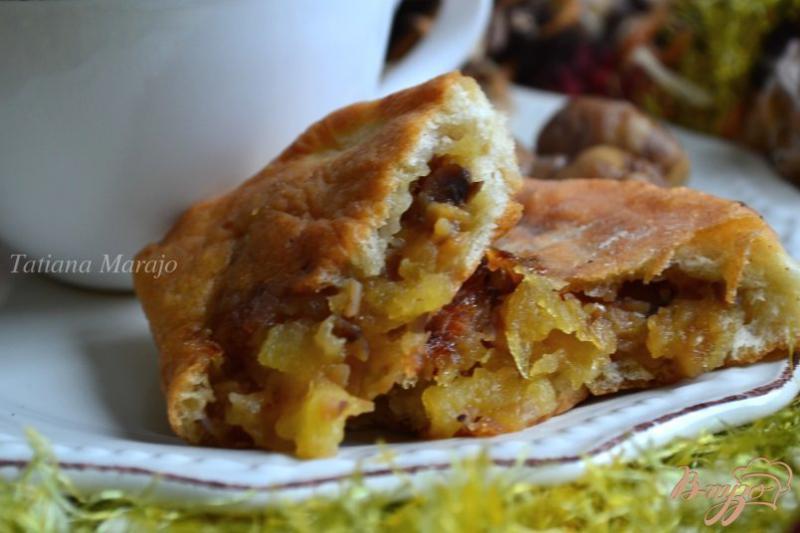 Фото приготовление рецепта: Жареные пирожки с яблоками и каштанами шаг №8