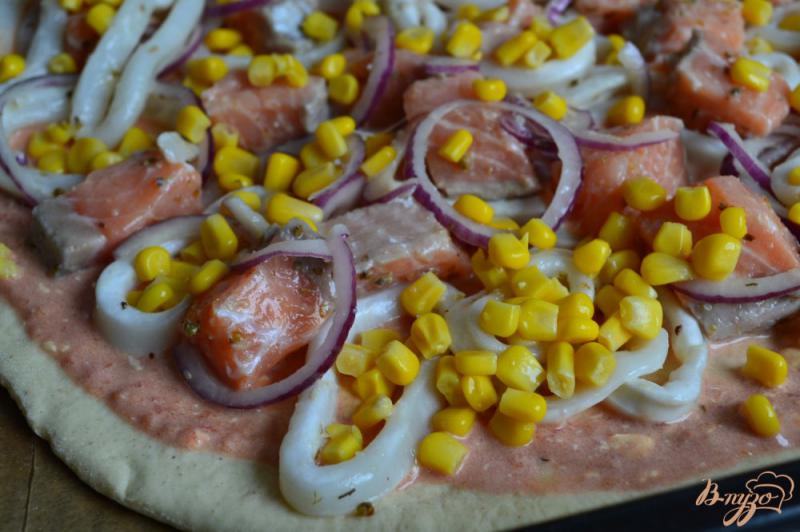 Фото приготовление рецепта: Пицца с морепродуктами шаг №5