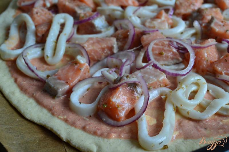 Фото приготовление рецепта: Пицца с морепродуктами шаг №4