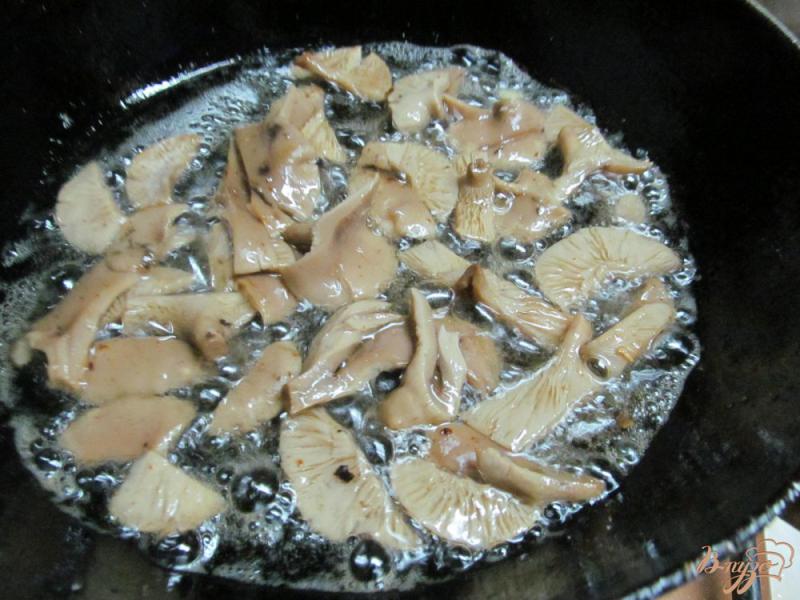 Фото приготовление рецепта: Теплый салат из картофеля грибов и каперсов шаг №6