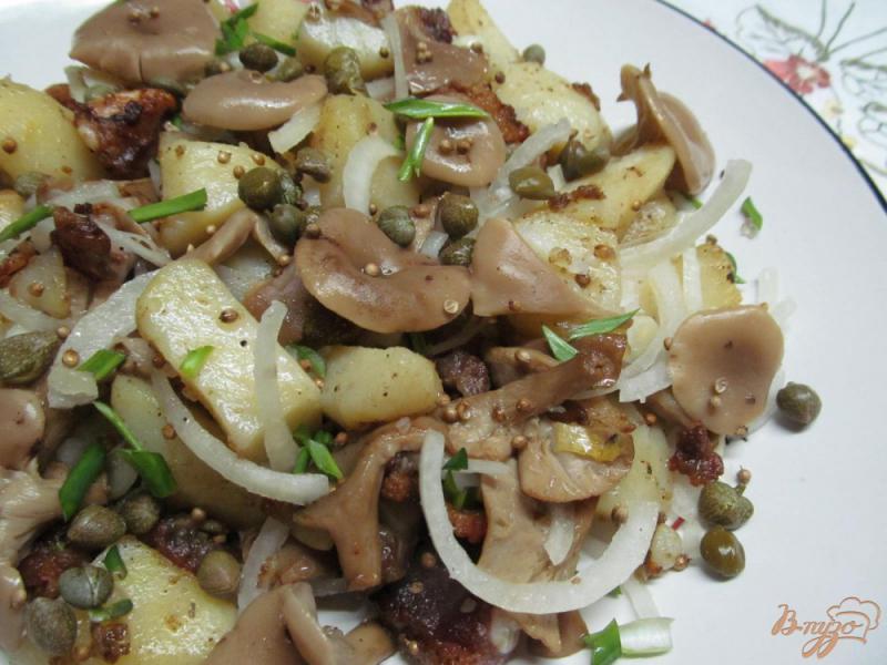 Фото приготовление рецепта: Теплый салат из картофеля грибов и каперсов шаг №9