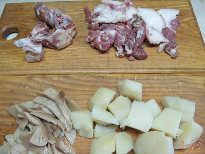 Фото приготовление рецепта: Теплый салат из картофеля грибов и каперсов шаг №1