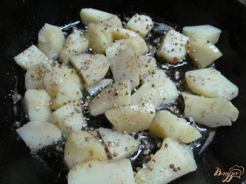 Фото приготовление рецепта: Теплый салат из картофеля грибов и каперсов шаг №7