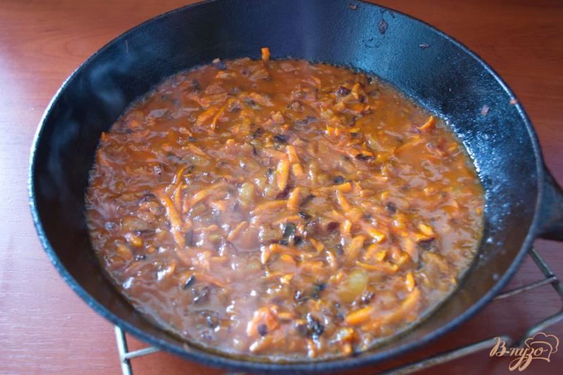 Фото приготовление рецепта: Вкусный грибной суп с томатом шаг №4