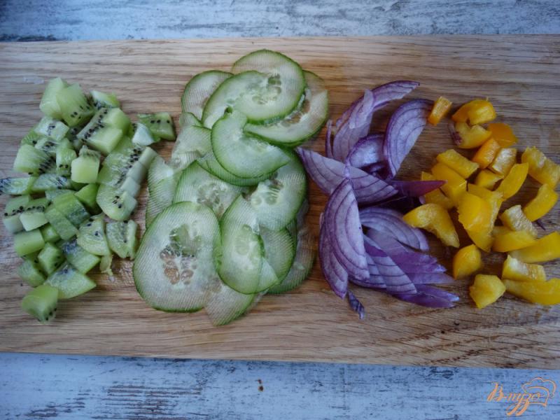 Фото приготовление рецепта: Салат с кускусом, киви и овощами шаг №1