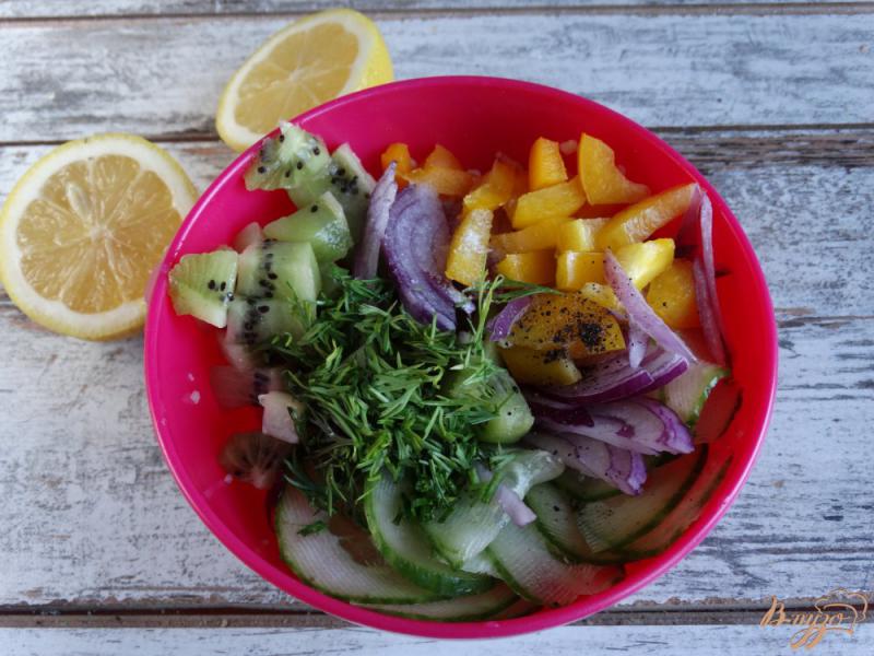 Фото приготовление рецепта: Салат с кускусом, киви и овощами шаг №3