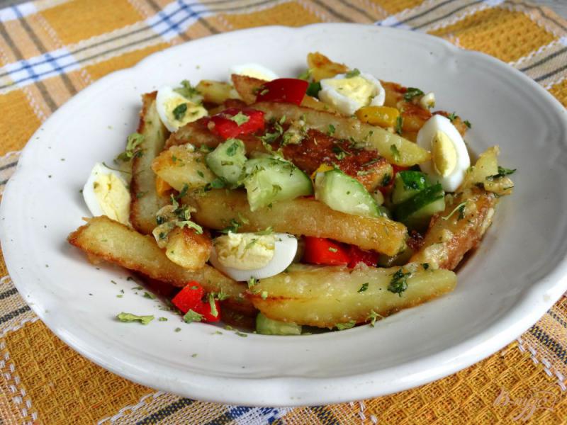 Фото приготовление рецепта: Картофельный салат с перепелиными яйцами и горчично-чесночной заправкой шаг №7